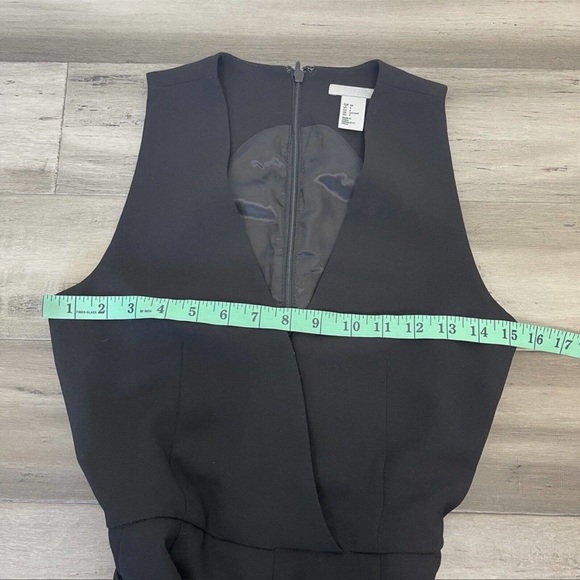 NWOT H&M V-Neck Jumpsuit Sleeveless Black 4 - Picture 5 of 8